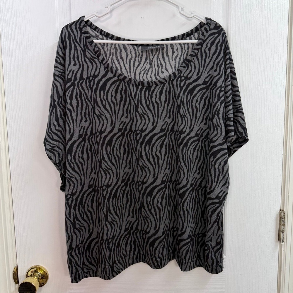 Madison Park gray scoop neck short sleeve zebra animal print loose relaxed top
